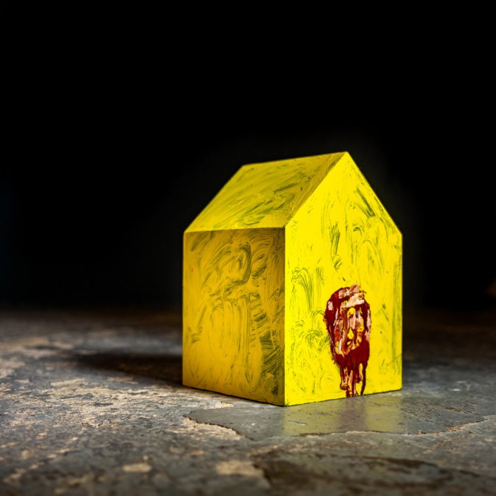 36_Phill_Hopkins_Yellow_House_with_Lion_2018